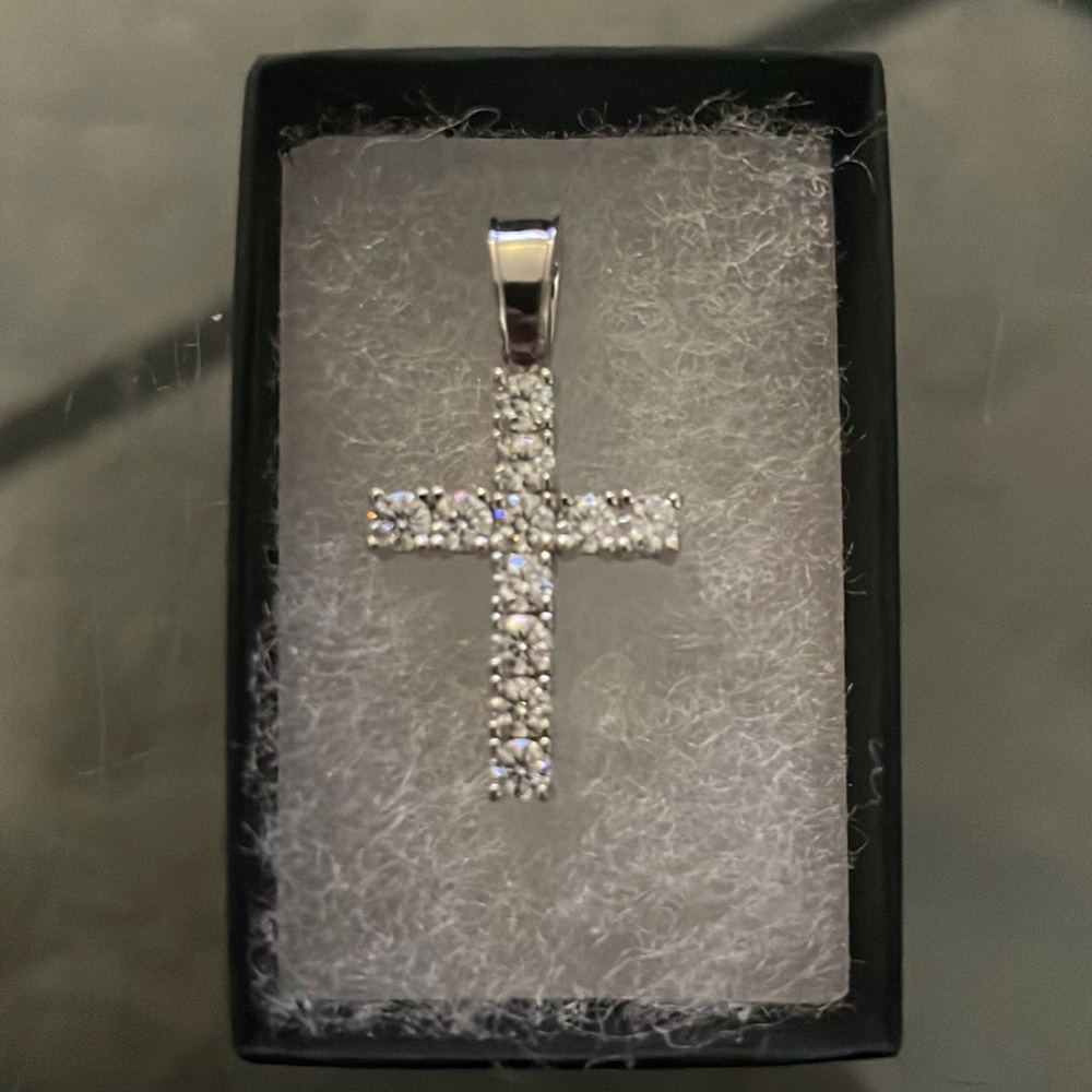 .8 ct Moissanite Diamond Cross Pendant in 925 sterling silver finish(passes DT)